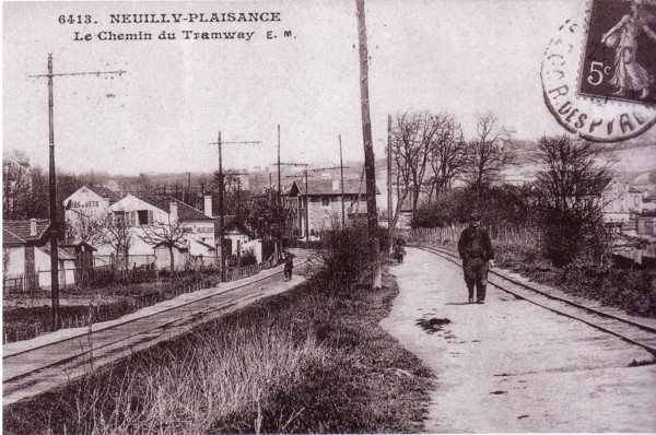 Figure 6 :La voie Lamarque à droite, le tramway à gauche.