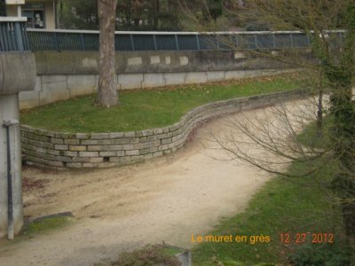 Photo 2 : Le muret en grès sous le pont de Chennevières