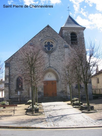 Photo 9 : La façade de l'église Saint Pierre de Chennevières